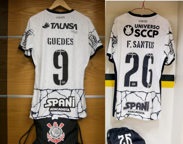 A parte superior de trás do uniforme do Corinthians foi preenchida pela Taunsa nos quatro primeiros jogos de 2022; sem acordo para a permanência, o clube optou por divulgar a plataforma Universo SCCP