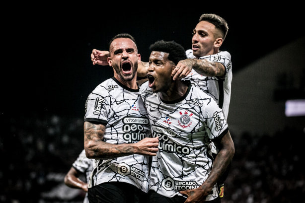 Corinthians volta a fazer gol em cobrança de escanteio após mais