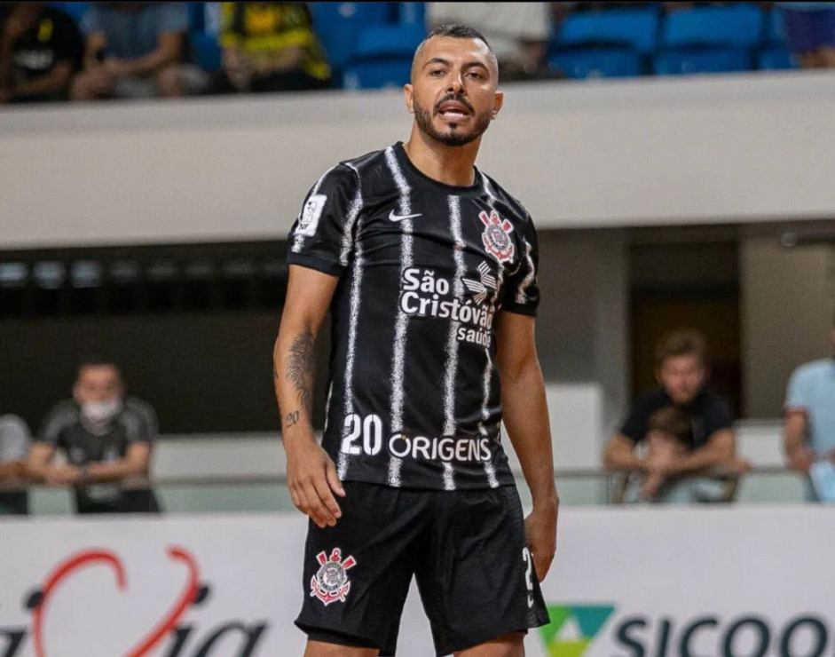 Allan marcou o segundo gol da vitria do Corinthians na LNF