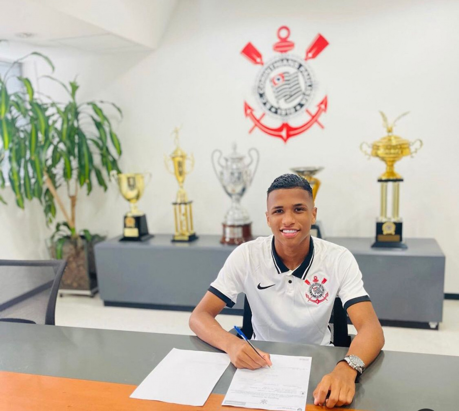 Yago assinou seu primeiro contrato profissional com o Corinthians