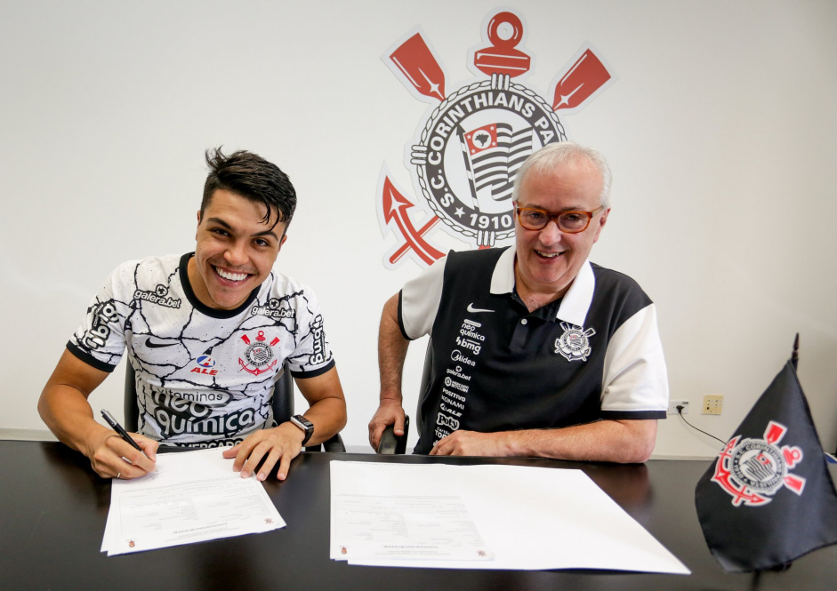 Roni assinou novo contrato com o Corinthians