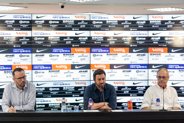 Wesley Melo (diretor e respons�vel pelo departamento financeiro do Corinthians), Duilio Monteiro Alves (presidente) e Jos� Colagrossi Neto (superintendente de marketing) durante coletiva no CT