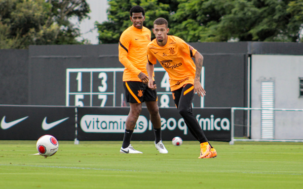 Gil e Jo�o Victor formam a dupla titular da zaga do Corinthians