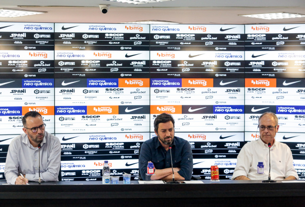 Wesley Melo (diretor do departamento financeiro), Duilio Monteiro Alves (presidente) e Jos� Colagrossi Neto (superintendente de marketing) durante coletiva no CT