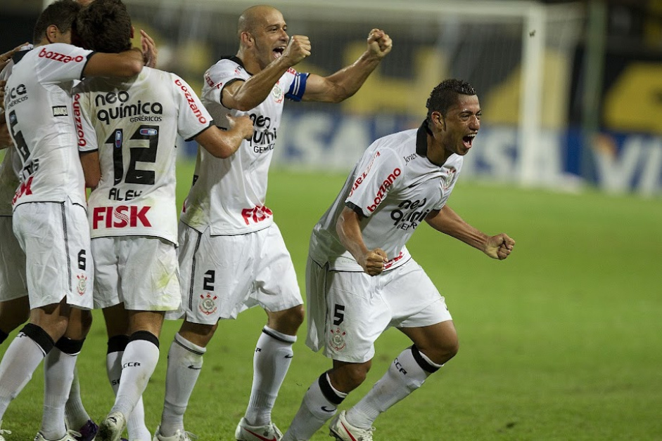 No ano em que foi campeo, o Corinthians estreou contra o Deportivo Tchira