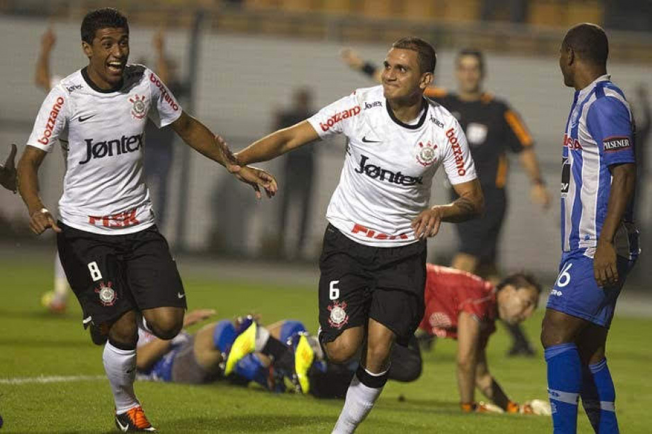 Paulinho e Fbio Santos so dois dos jogadores do elenco atual que j marcaram pelo Timo na Libertadores