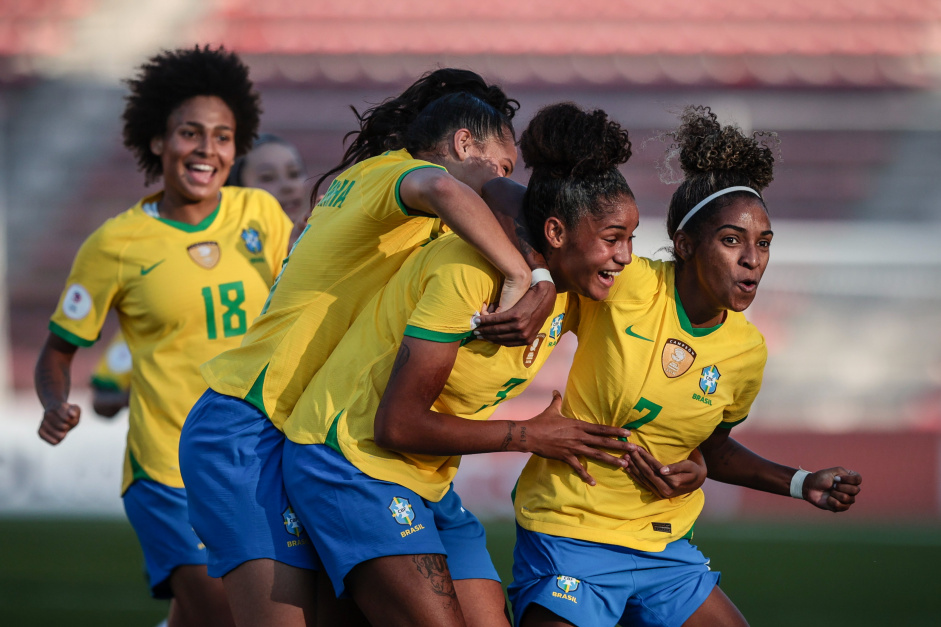 Tarciane marcou os dois gols do Brasil e garantiu vitria na estreia do Sul-Americano