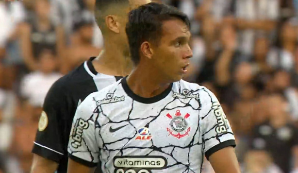 Giovane celebra estreia no profissional do Corinthians: 'Inexplicável' 