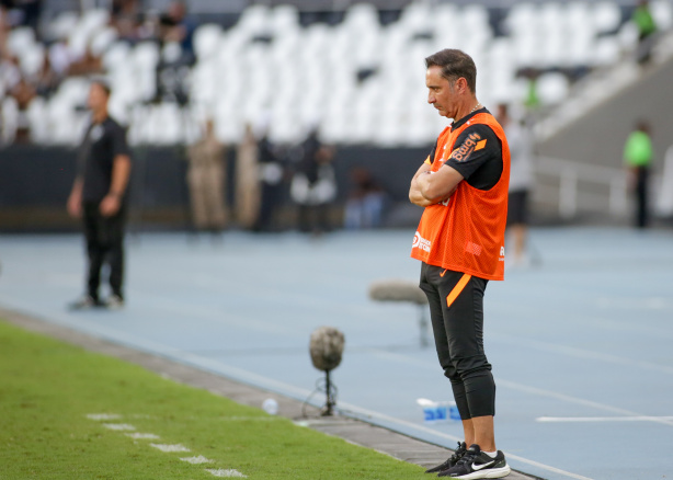 Vítor Pereira falou sobre as ameaças sofridas por atletas do Corinthians