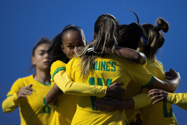 Adriana foi uma das corinthianas em campo e participou diretamente de dois gols do Brasil
