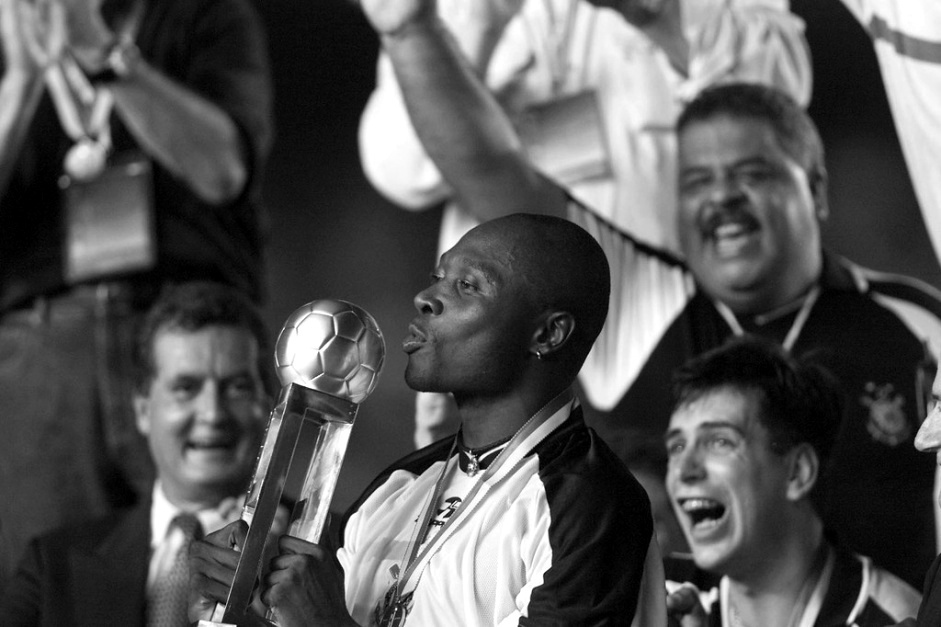Rincn ergue a taa do primeiro Mundial de Clubes do Corinthians, em 2000, no Maracan