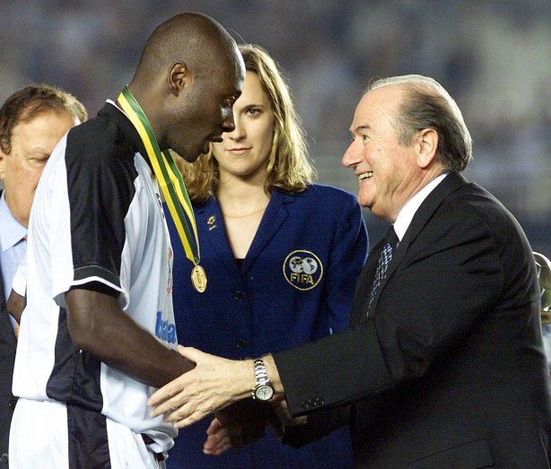 Rincón momentos antes de erguer o troféu do Mundial de 2000