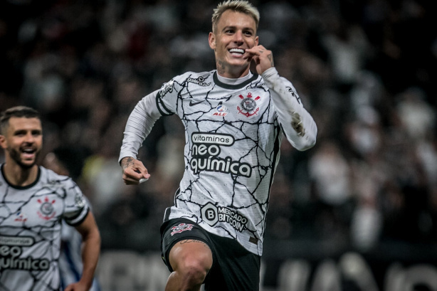 R�ger Guedes marcou tr�s gols e garantiu a vit�ria do Corinthians contra o Ava�