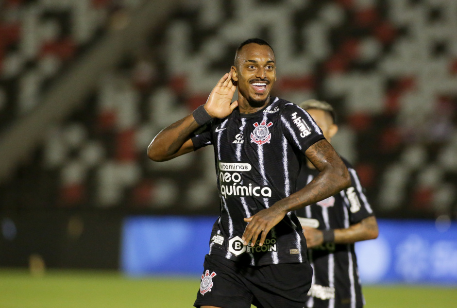Raul Gustavo tem trs gols pelo time profissional do Corinthians; zagueiro no joga nesta noite