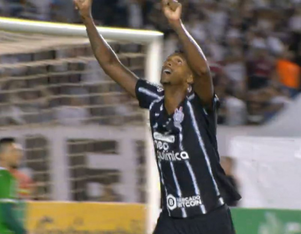 Jô marcou o único gol do Corinthians na noite de estreia da Copa do Brasil