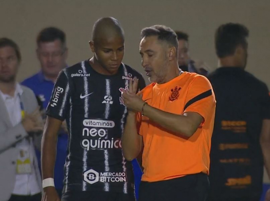 Vtor Pereira lanou at o jovem Wesley, de 17 anos, durante a partida contra a Portuguesa-RJ