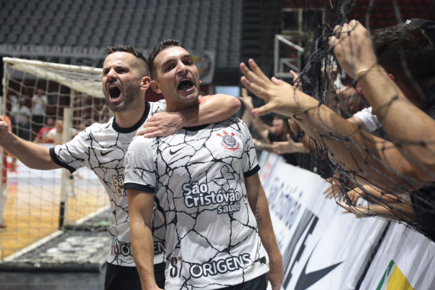 Futsal do Corinthians encarou o Joinville nesta segunda-feira