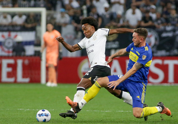 Willian em jogo contra o Boca Juniors nesta ter�a-feira