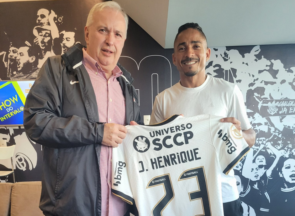 Jorge Henrique recebeu uma camisa das mos de Roberto de Andrade no camarote da Neo Qumica Arena