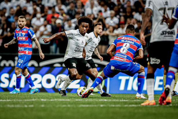 Willian foi um dos destaques da vitória do Corinthians contra o Fortaleza