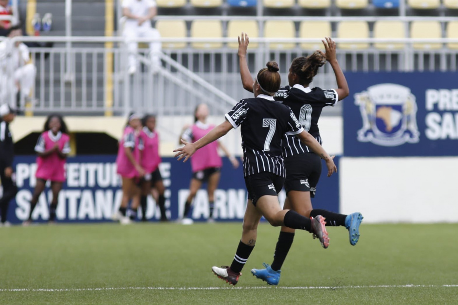 Miracatu ( esquerda) e Carioca ( direita) marcaram os dois primeiros gols da vitria do Corinthians no Brasileiro Feminino Sub-20