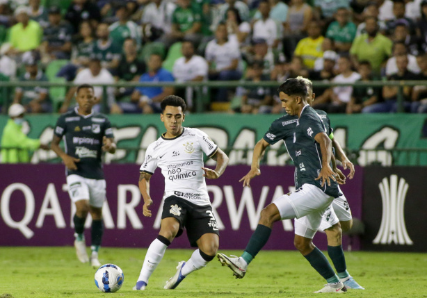 Du Queiroz em a��o durante partida contra o Dpoeritvo Cali, pela Libertadores