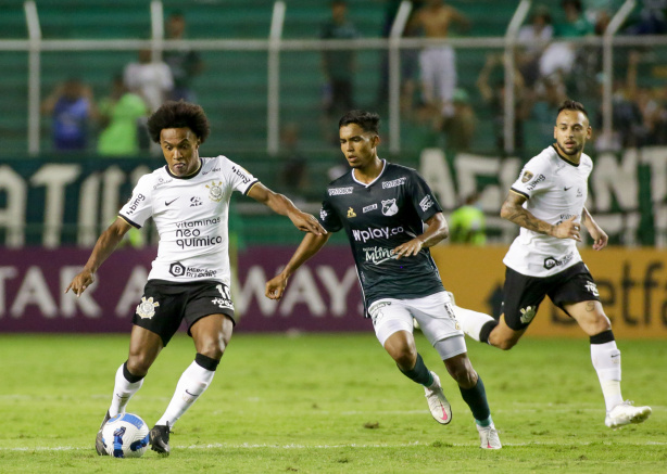 Willian ficou no banco de reservas e refor�ou o Corinthians no segundo tempo