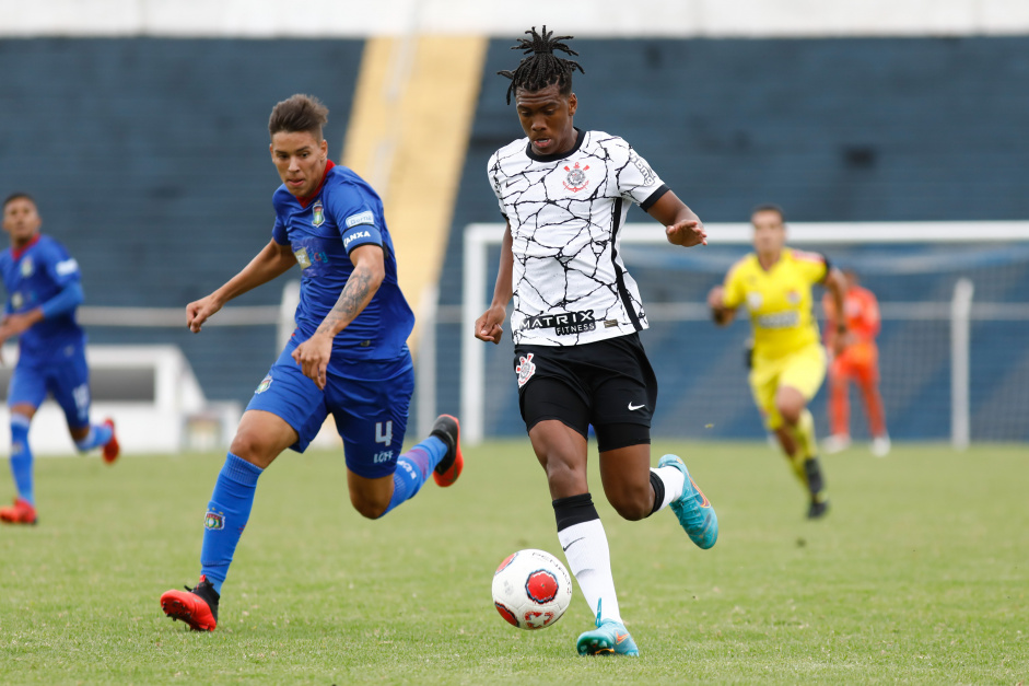 Corinthians perdeu na estreia do Campeonato Paulista Sub-20 para o So Caetano, na ltima quarta-feira, e busca recuperao neste sbado