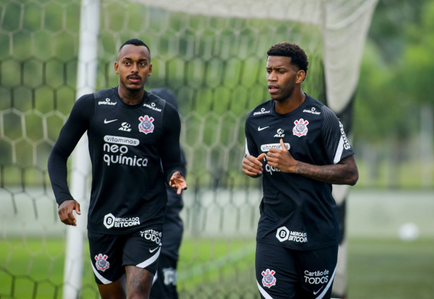 Corinthians, dos zagueiros Gil e Raul Gustavo, já fez seis pênaltis no ano