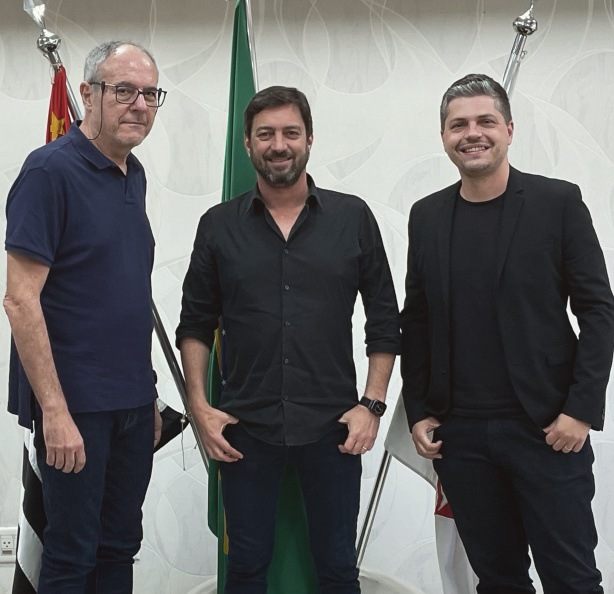 Jos� Colagrossi, Duilio Monteiro Alves e Flavio Ortega, em foto do an�ncio do novo gerente de comunica��o do clube