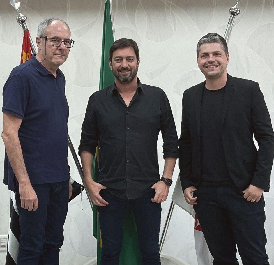 Jos Colagrossi, Duilio Monteiro Alves e Flavio Ortega, em foto do anncio do novo gerente de comunicao do clube