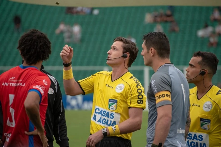 Ramon Abatti Abel  o rbitro da partida entre Corinthians e Portuguesa-RJ nesta noite