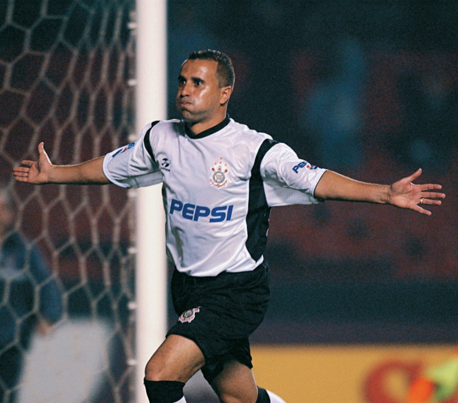 Rogrio marcou o gol que deu o ttulo ao Corinthians em 2002