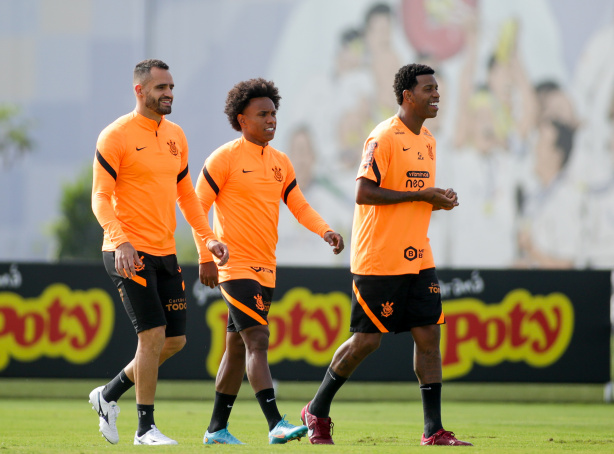 Renato Augusto, Willian e Gil aparecem entre os relacionados para o jogo contra o Internacional