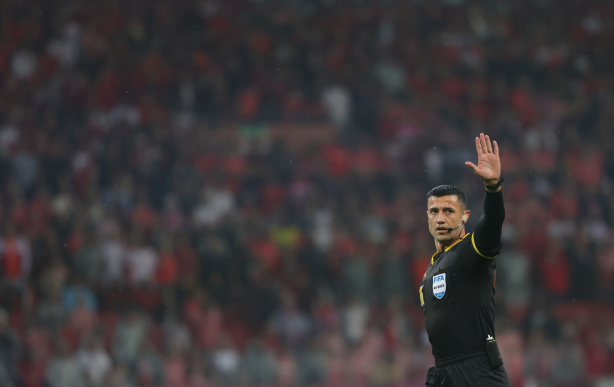 Árbitro da partida entre Corinthians e Internacional relatou denúncia de Edenilson em súmula