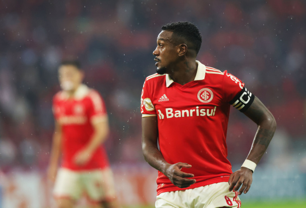 Edenilson durante jogo entre Corinthians e Internacional, no Beira Rio