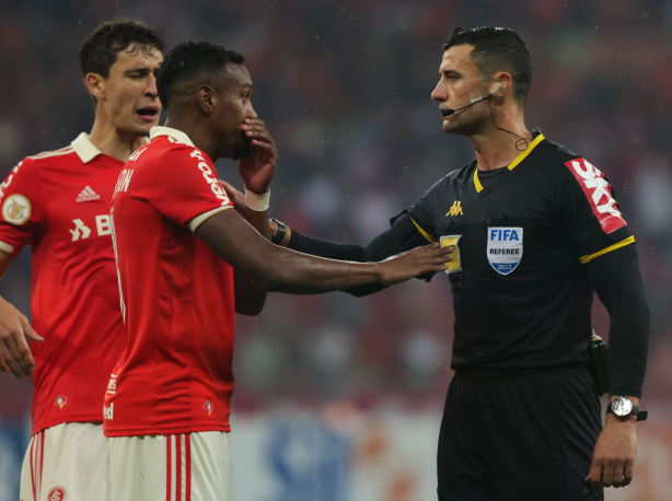 Edenilson prestou queixa contra Rafael Ramos, do Corinthians
