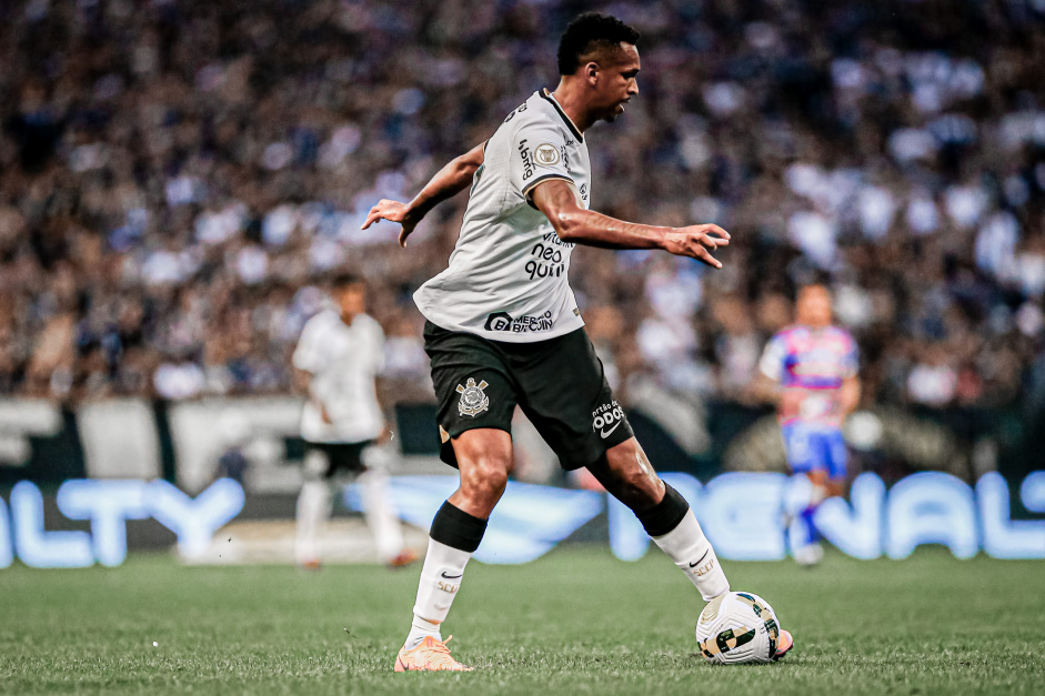 Jô marcou o gol de empate do jogo entre Internacional e Corinthians
