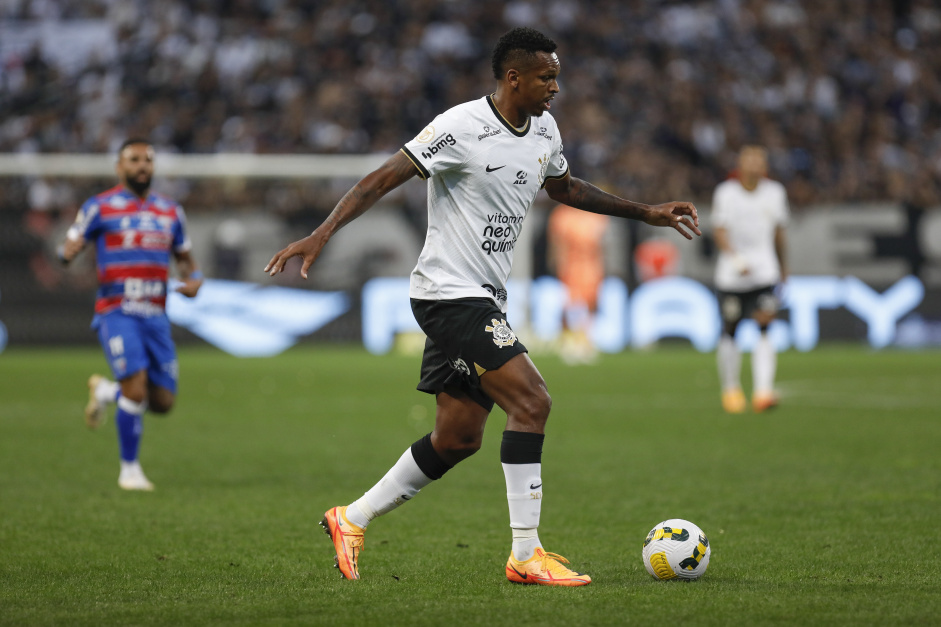 Jô marcou o gol do empate do Corinthians contra o Internacional e foi eleito o melhor da partida