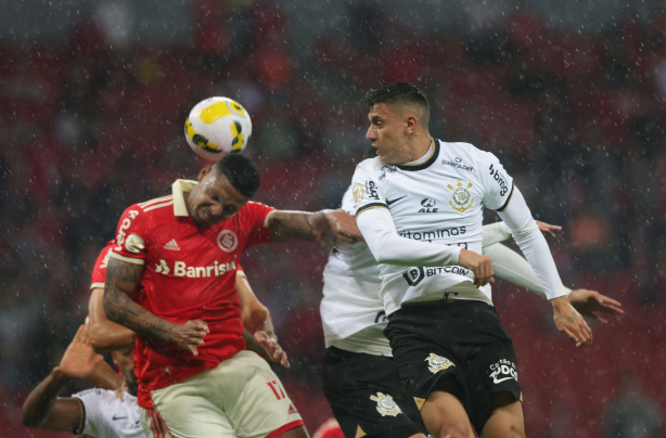 Mantuan em ação durante jogo do Corinthians contra o Internacional