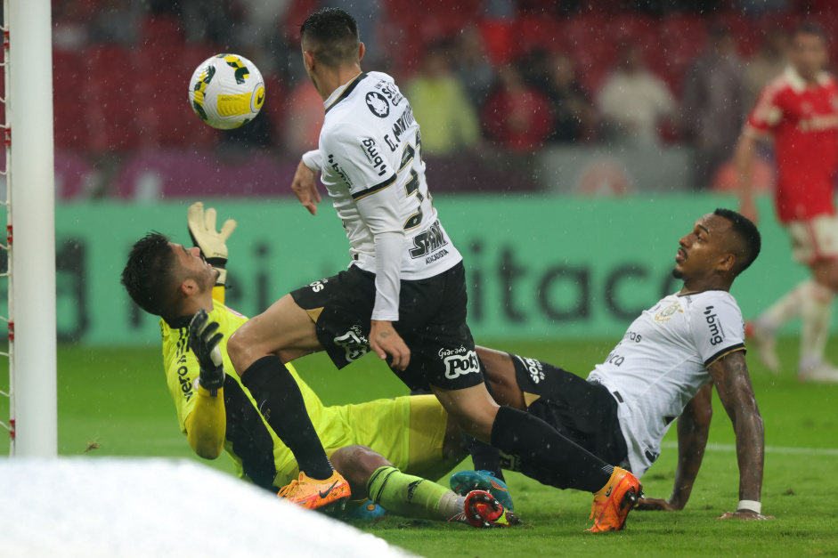 Raul Gustavo no momento em que marcou o primeiro gol do Corinthians no empate contra o Internacional