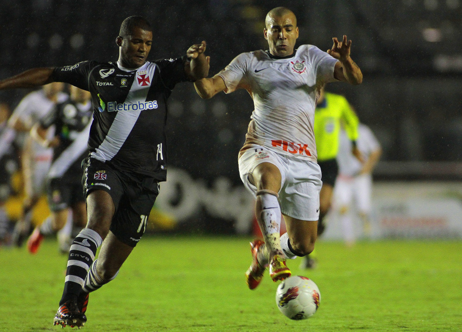 H dez anos, o Corinthians empatava com o Vasco no jogo de ida das quartas de final da Libertadores 2012