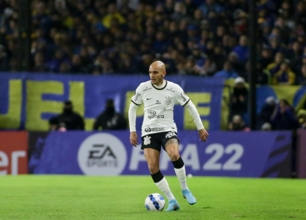 Fábio Santos teve bons números diante do Boca Juniors na Bombonera