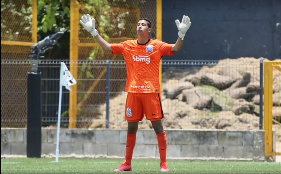 O goleiro Cadu superou um problema no coração para poder voltar a atuar no Sub-17 do Corinthians