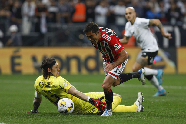Cássio ainda foi premiado como o melhor da partida no clássico