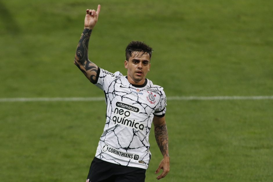 Fagner é um dos desfalques do Corinthians no embate contra o São Paulo deste domingo