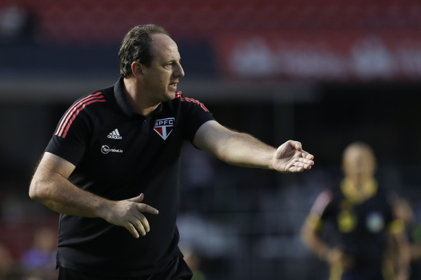 S�o Paulo enfrenta o Corinthians com time 'zerado'