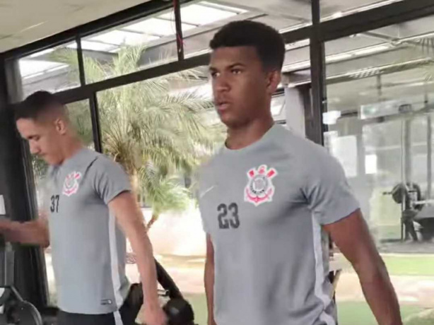 Abimael, à direita, assinou com o Corinthians por dois anos