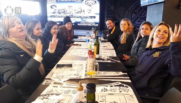 Duas torcedoras do Corinthians almoçaram com atletas da equipe feminina no último dia 18