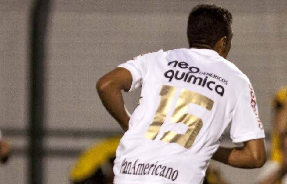 Paulinho marcou seu primeiro gol com a camisa do Corinthians diante do Santos